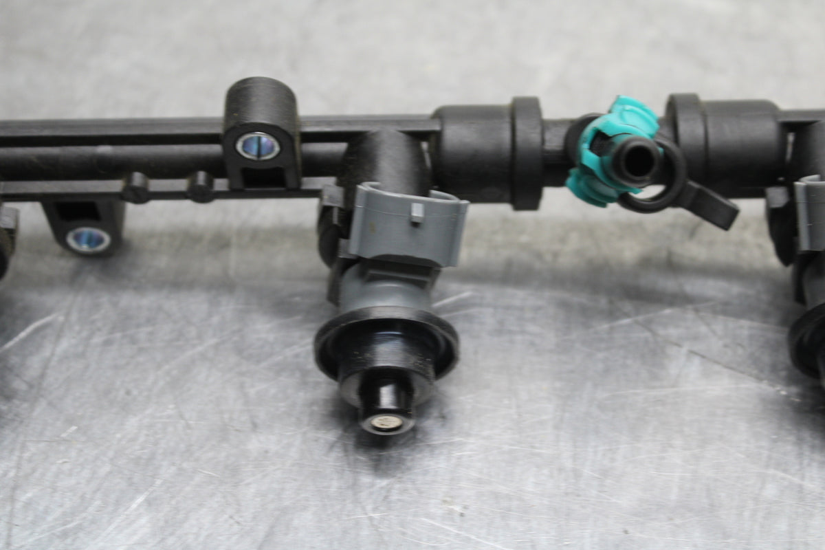 10-11 HONDA CBR1000RR SECONDARY FUEL INJECTORS TOP AIRBOX GAS RAIL BB128