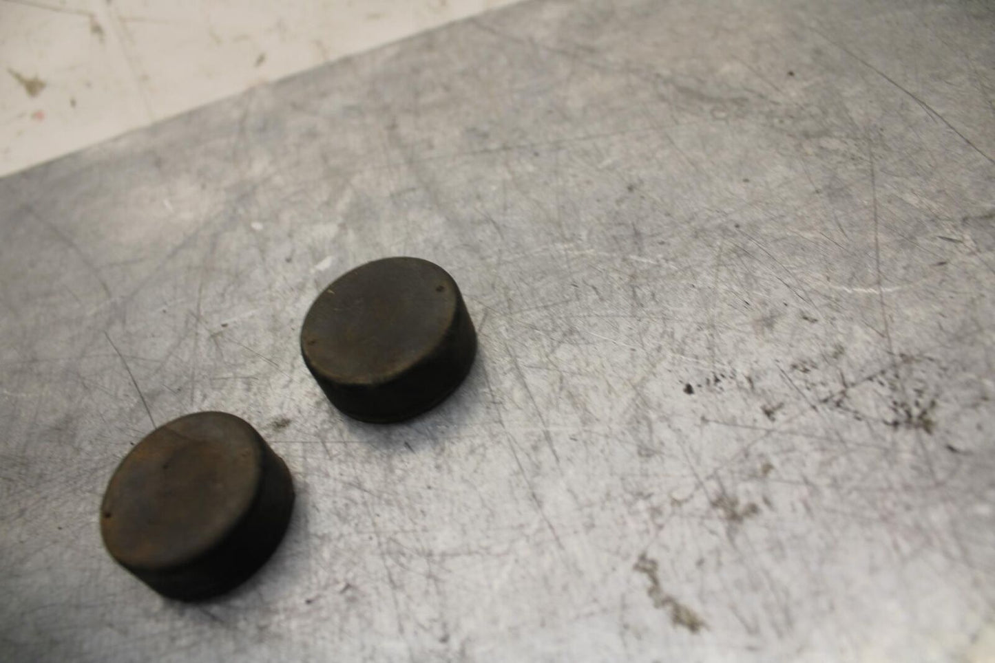 75 SUZUKI GT 550 GAS TANK FUEL MOUNTING RUBBER  BB72