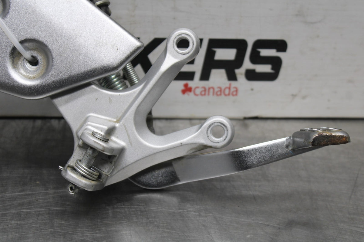 19-24 YAMAHA R3 RIGHT REARSET REAR SET DRIVER FOOT PEG REST STOP BB942