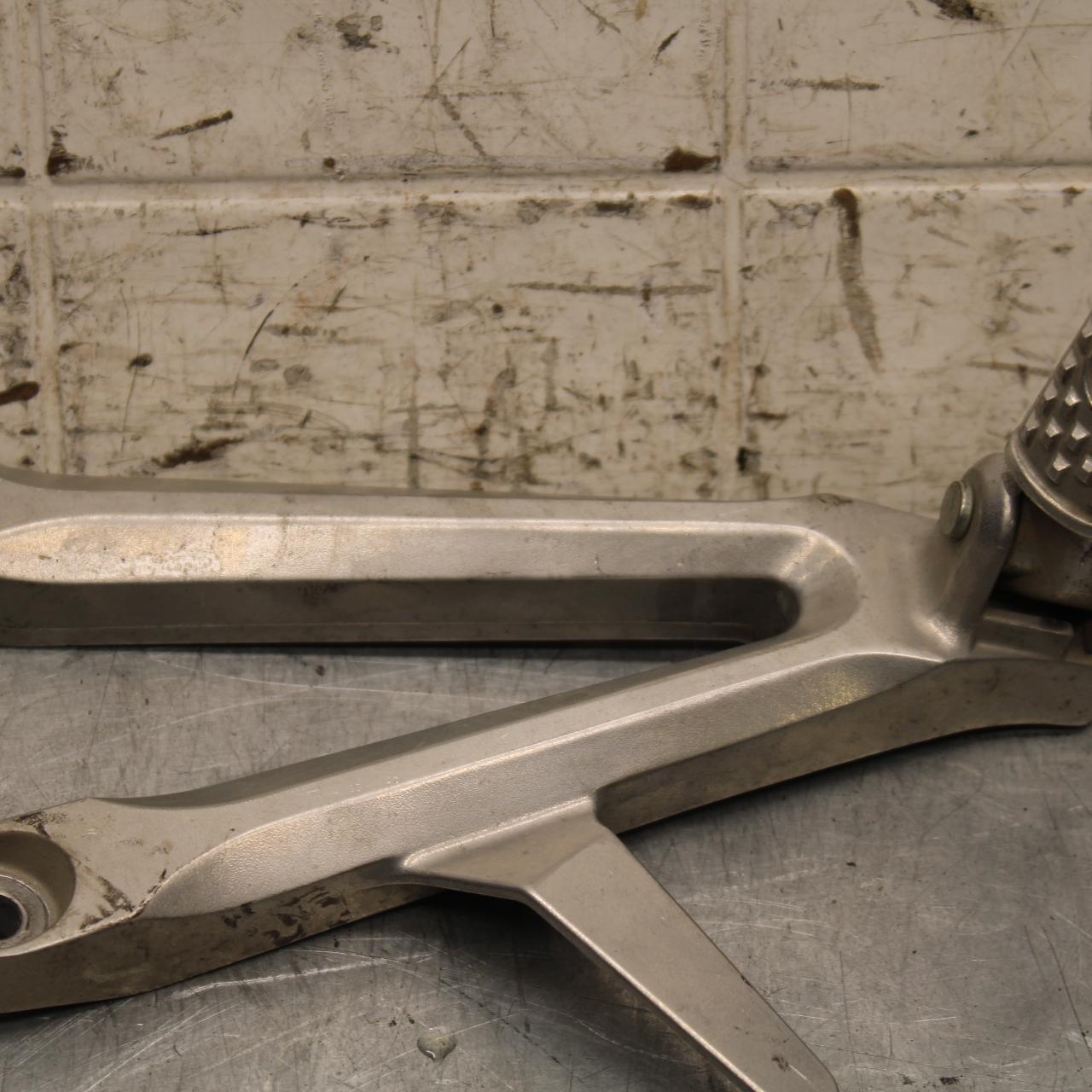 2005 Honda CBR600RR RIGHT REAR PASSENGER PEG 50720-MEL-305 50750-MEE-D00 BB564