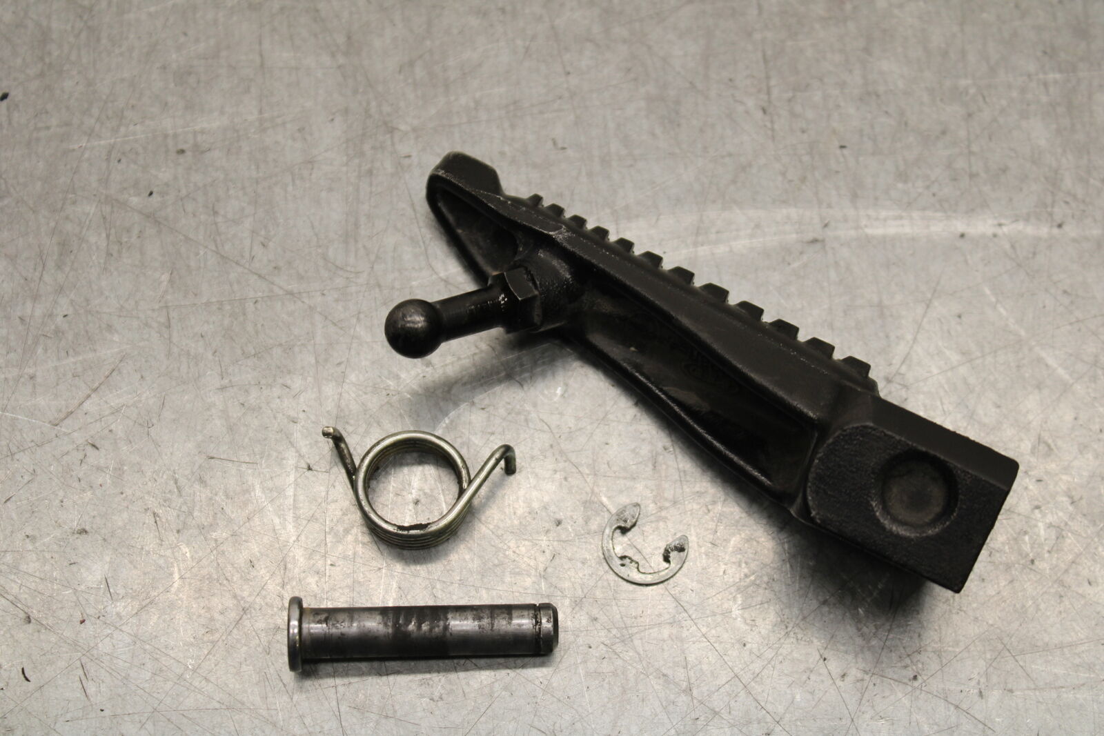 16 KAWASAKI NINJA ZX10R RIGHT FRONT FOOT REST PEG STEP 34028-0140 BB650