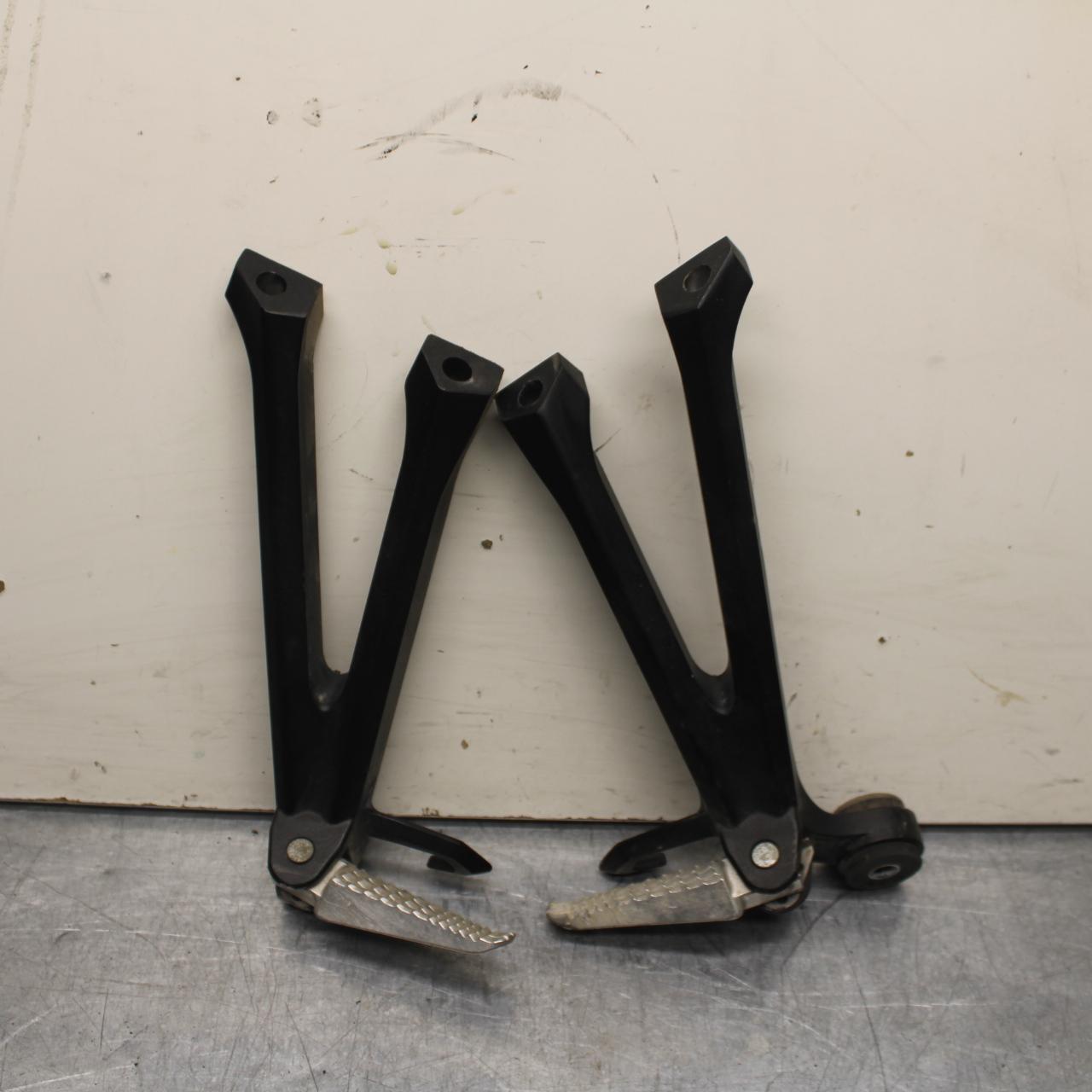 2011 Suzuki GSXR600 REAR BACK PASSENGER PEG SET PAIR BB605