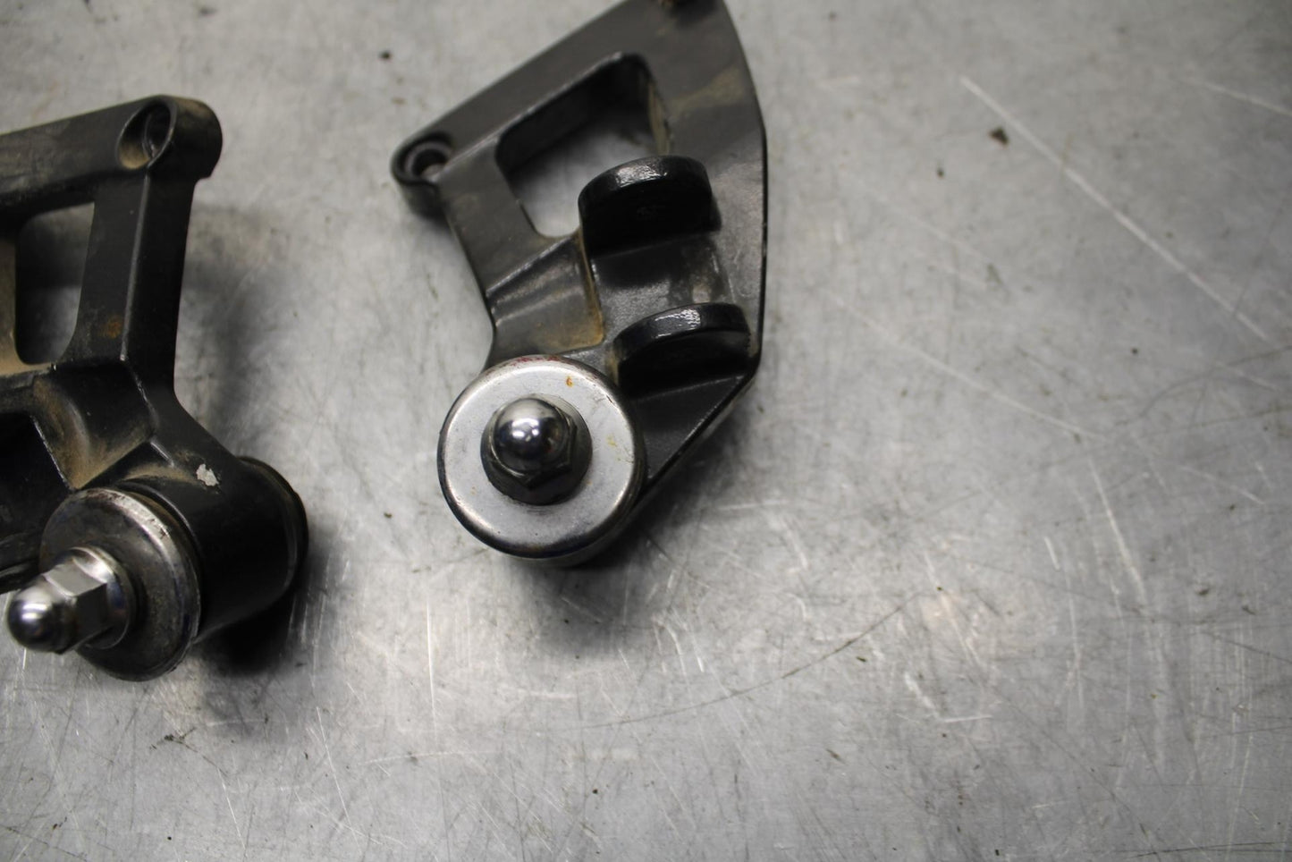 00-01 KAWASAKI ZZR600 REAR BACK PASSENGER PEG BRACKET SET PAIR BB31