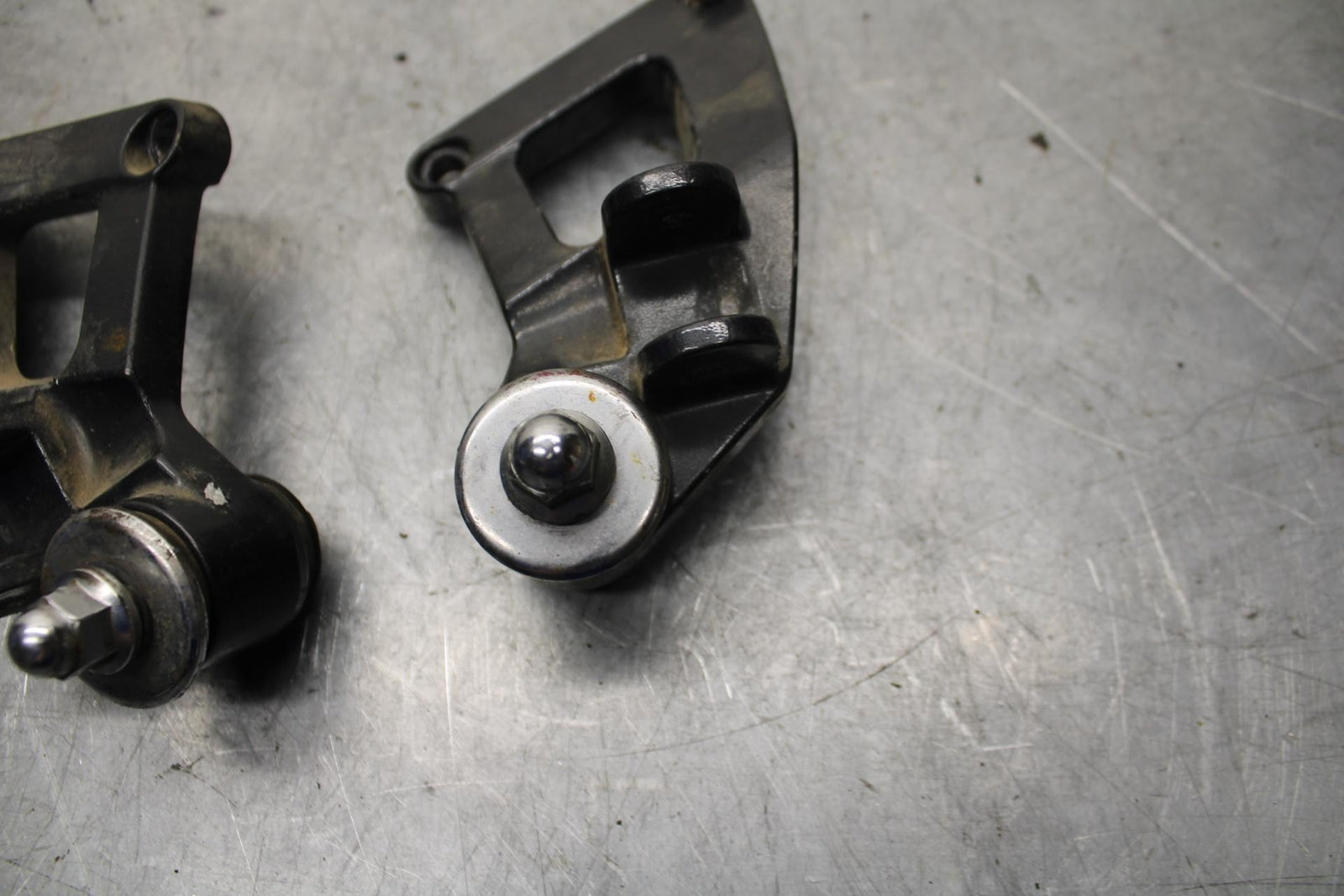 00-01 KAWASAKI ZZR600 REAR BACK PASSENGER PEG BRACKET SET PAIR BB31