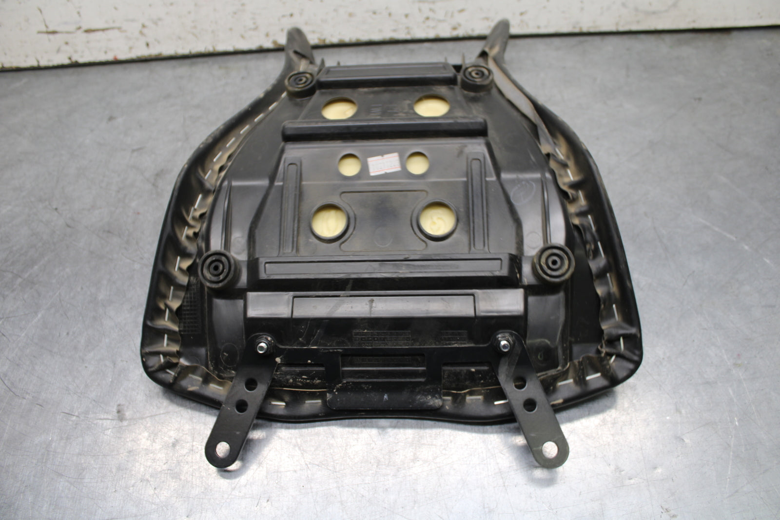 19-24 YAMAHA R3 FRONT DRIVERS SEAT PAD SADDLE PILLION BB736