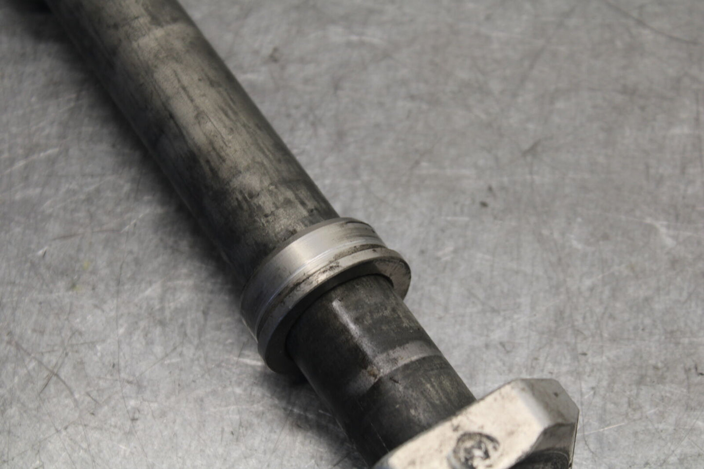 05-06 SUZUKI GSXR1000 REAR AXLE BACK WHEEL RIM PIVOT BOLT AXEL 64711-33E30 BB677