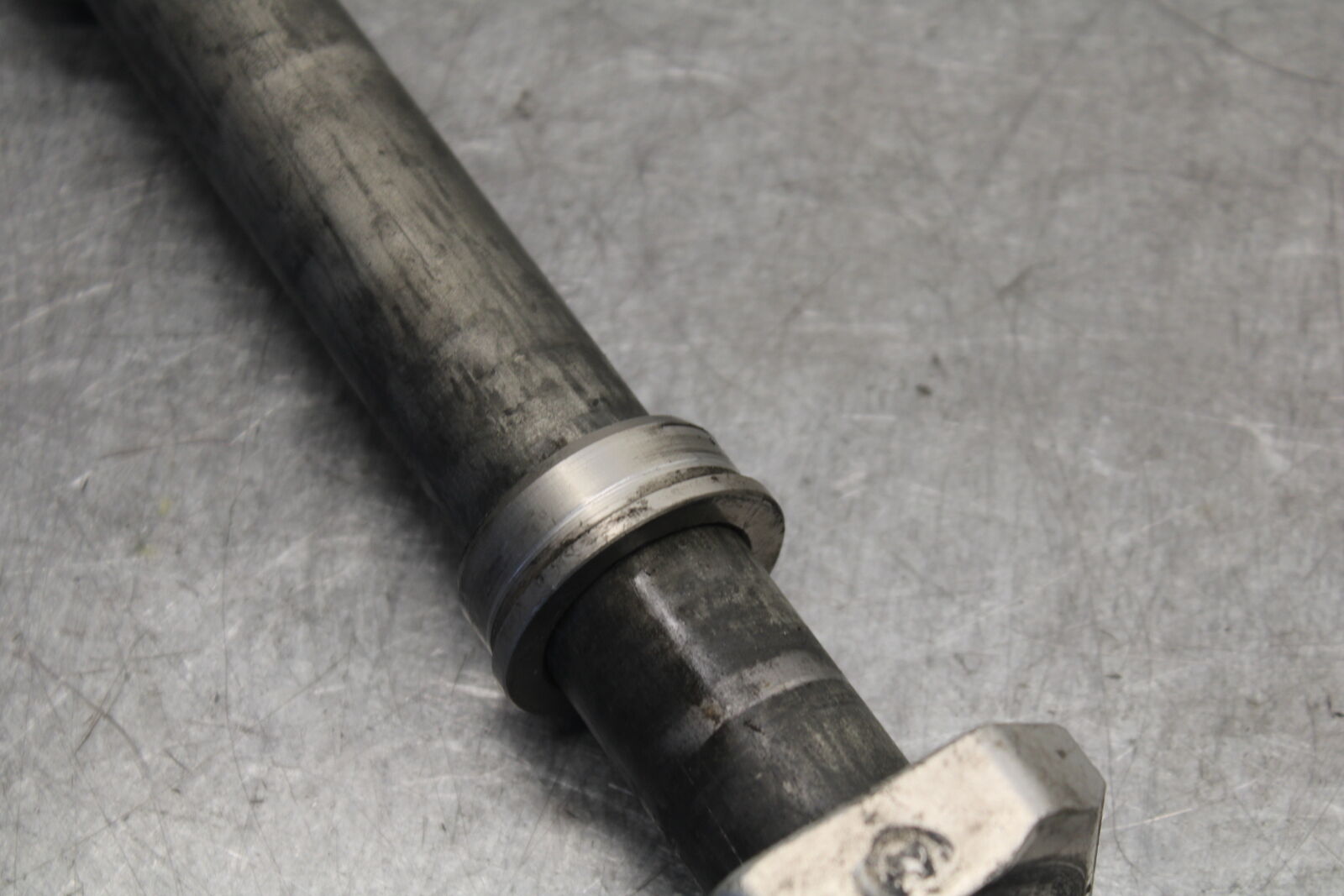 05-06 SUZUKI GSXR1000 REAR AXLE BACK WHEEL RIM PIVOT BOLT AXEL 64711-33E30 BB677