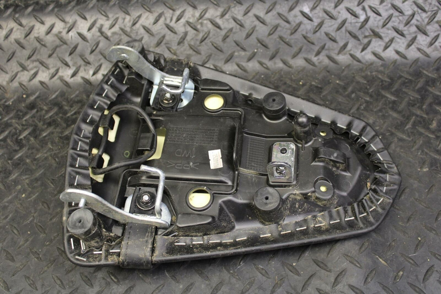 19 YAMAHA YZF R3 REAR BACK PASSENGER TANDEM SEAT PAD SADDLE PILLION BB177