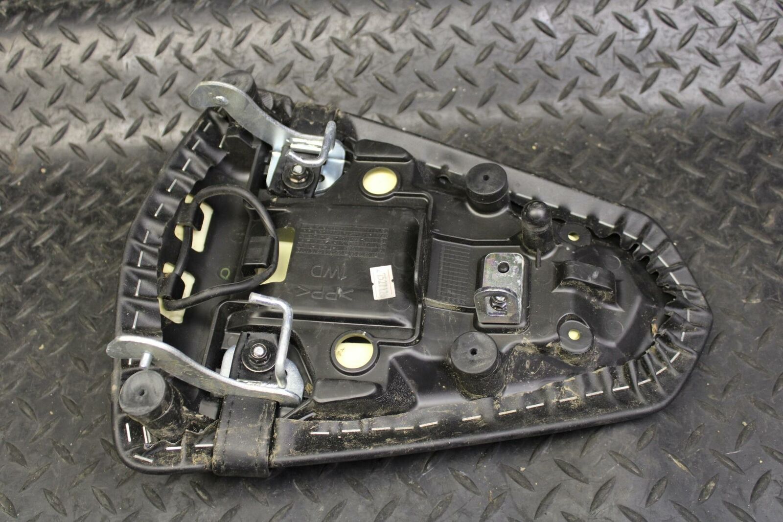 19 YAMAHA YZF R3 REAR BACK PASSENGER TANDEM SEAT PAD SADDLE PILLION BB177