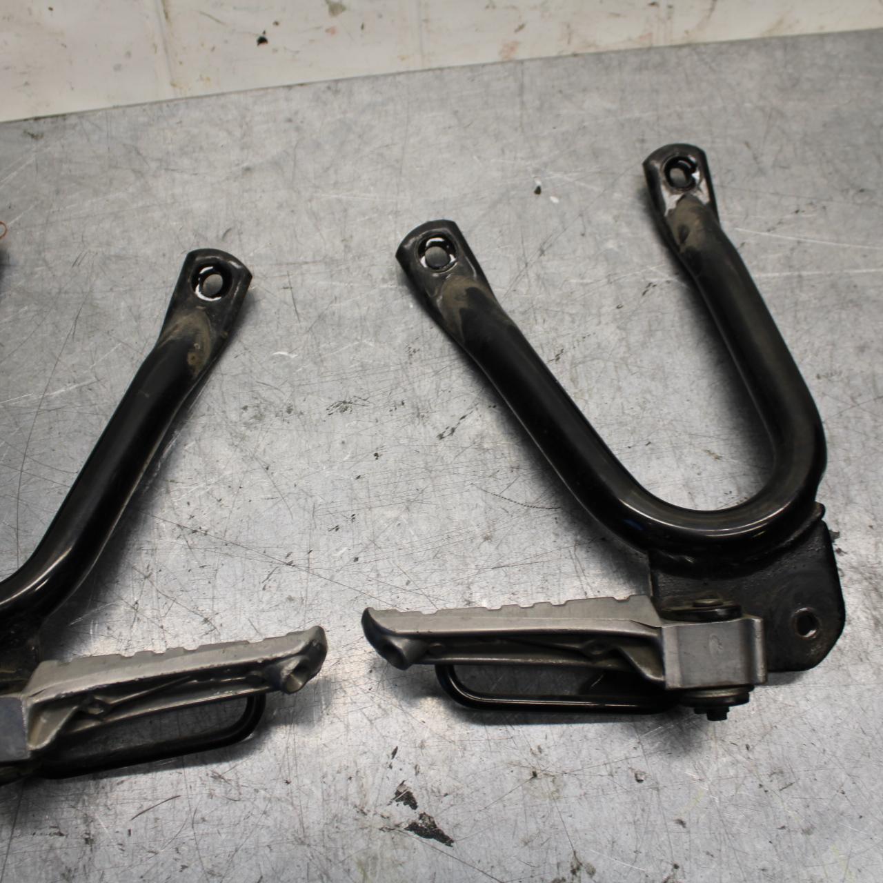 89-90 YAMAHA FZR600 REAR BACK PASSENGER PEG SET PAIR BB76