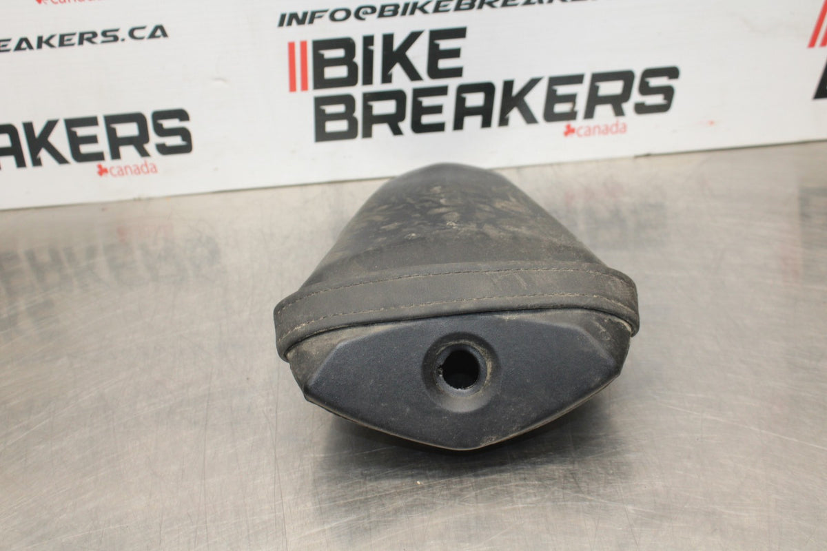 22-25 YAMAHA YZF R7 REAR BACK PASSENGER TANDEM SEAT PAD SADDLE PILLION BB769