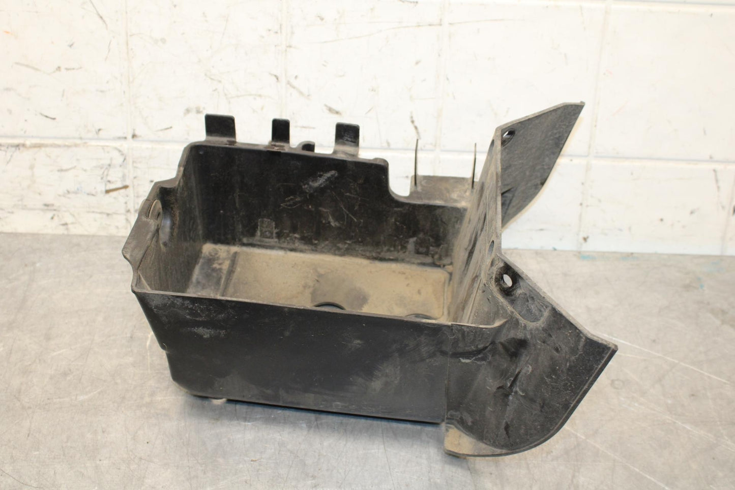 2005 Kawasaki Vulcan 1600 VN1600D Nomad BATTERY TRAY BOX HOLDER BB556