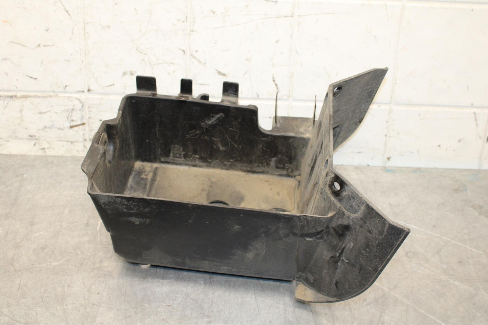 2005 Kawasaki Vulcan 1600 VN1600D Nomad BATTERY TRAY BOX HOLDER BB556