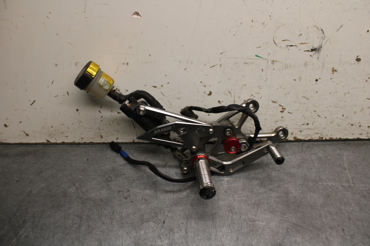 07-08 YAMAHA YZF R1 RIGHT REARSET REAR SET DRIVER FOOT PEG REST STOP BB724