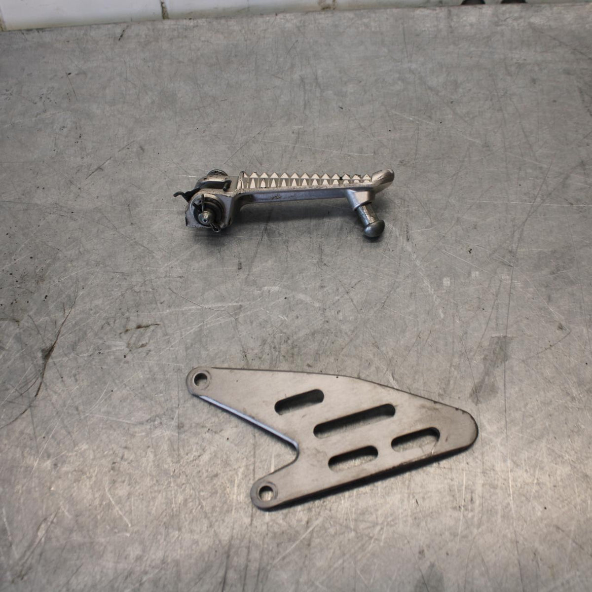 07-08 YAMAHA YZF R1 RIGHT FRONT FOOT REST PEG STEP BB439