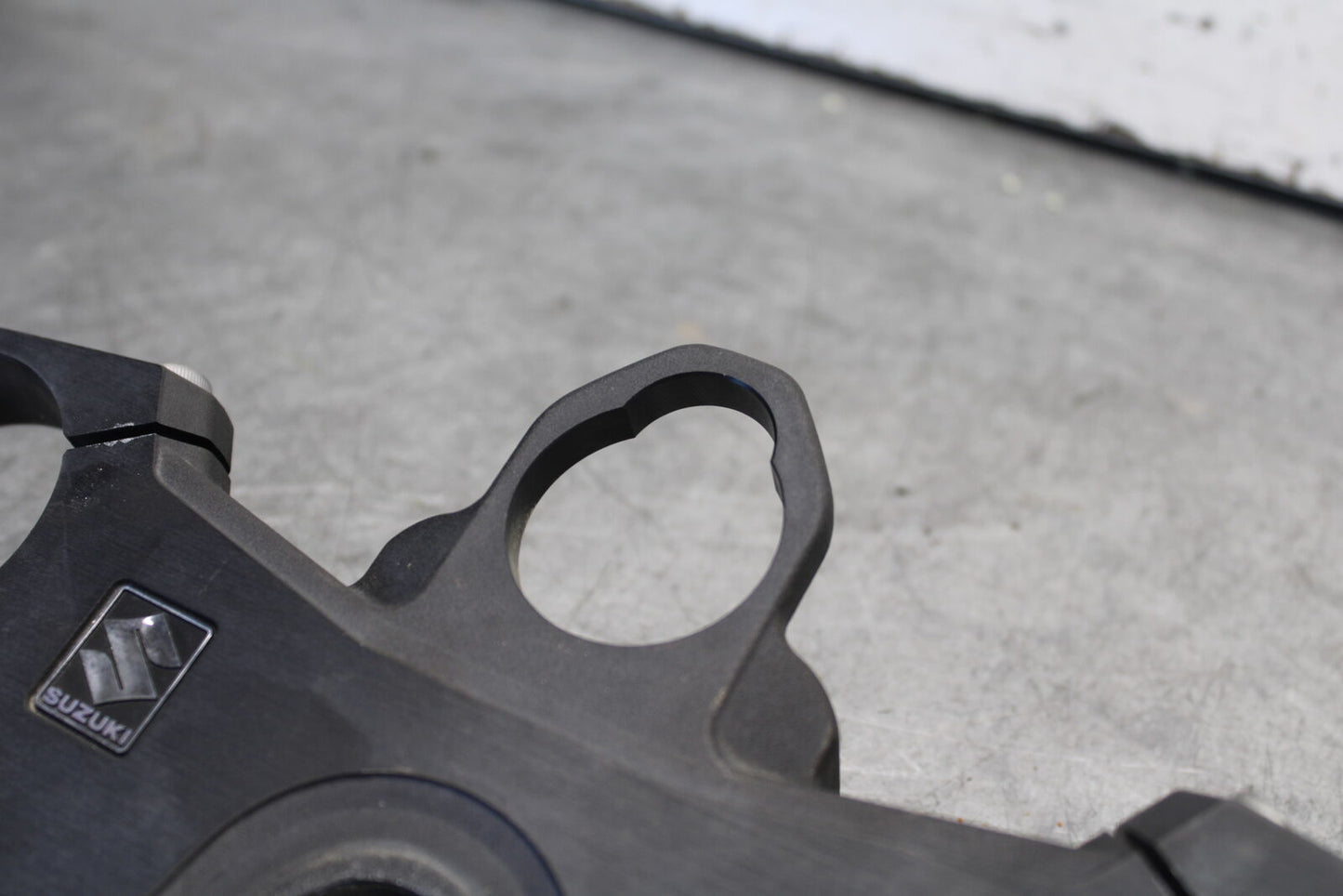 05-06 SUZUKI GSXR1000 FORKS UPPER TRIPLE TREE CLAMP 51311-41G00 BB663