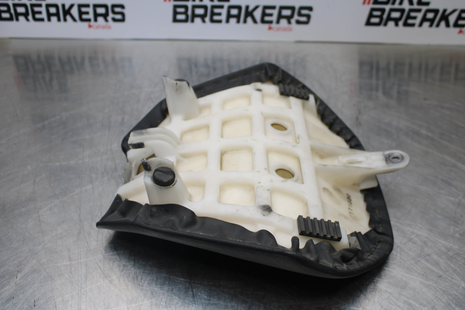 04-05 KAWASAKI NINJA ZX10R FRONT DRIVERS SEAT PAD SADDLE PILLION BB163