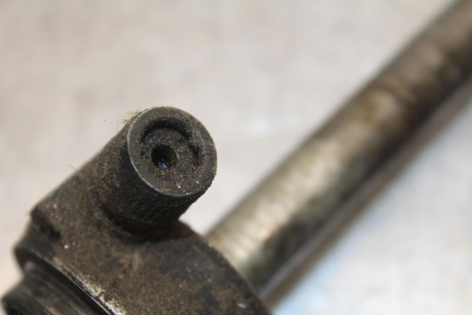 1988 Yamaha FZ600 FRONT WHEEL RIM AXLE PIVOT BOLT 10W-25381-00-00 BB601