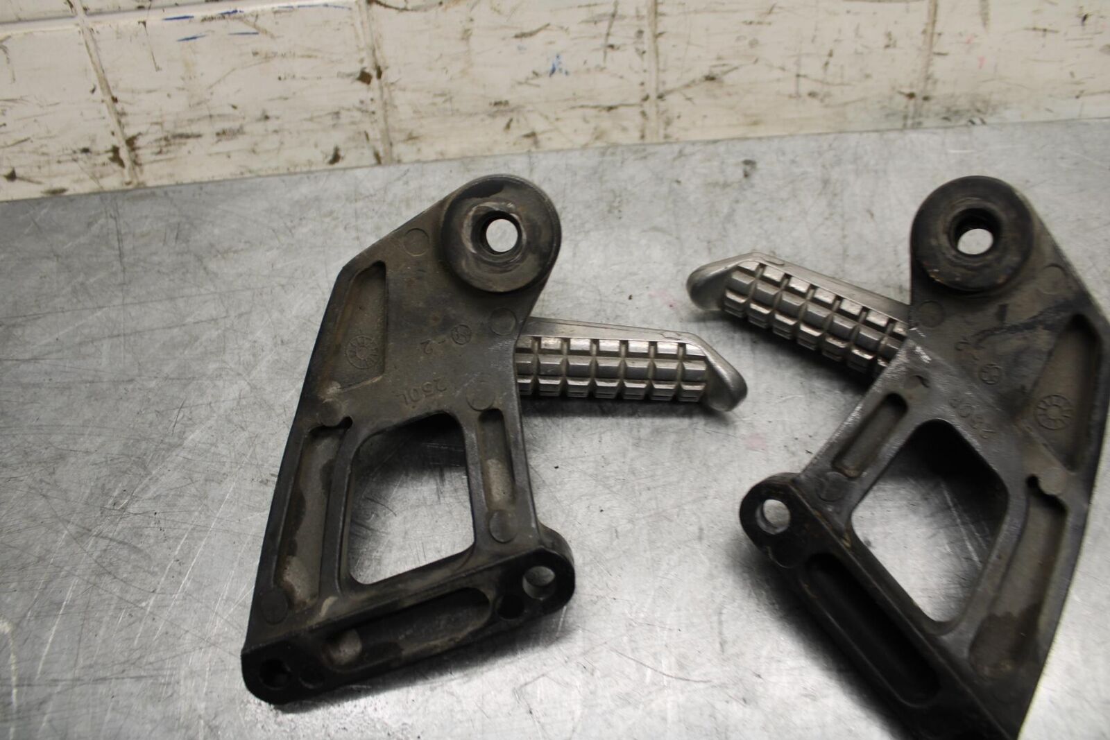 2001 Kawasaki Ninja ZX6 ZX600E REAR BACK PASSENGER PEG SET PAIR BB547