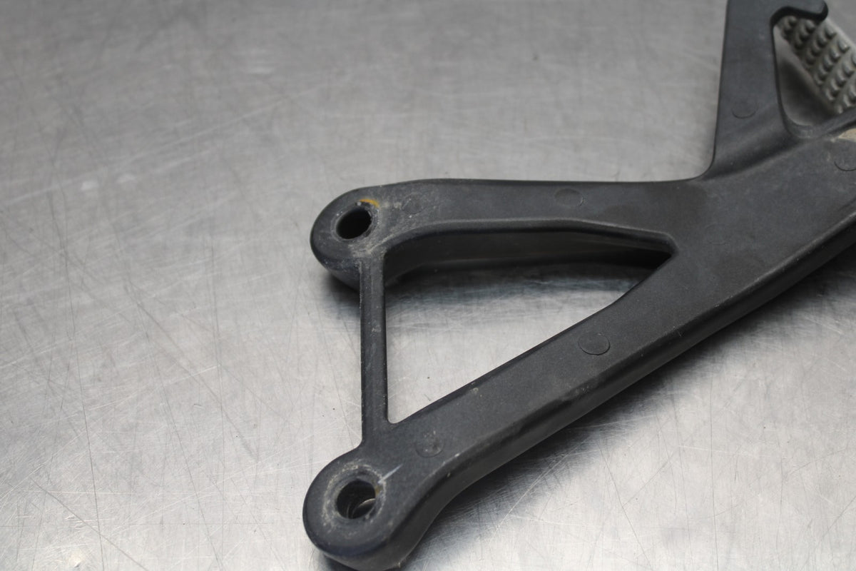 23-26 KAWASAKI NINJA ZX4RR RIGHT REAR BACK PASSENGER PEG BB898
