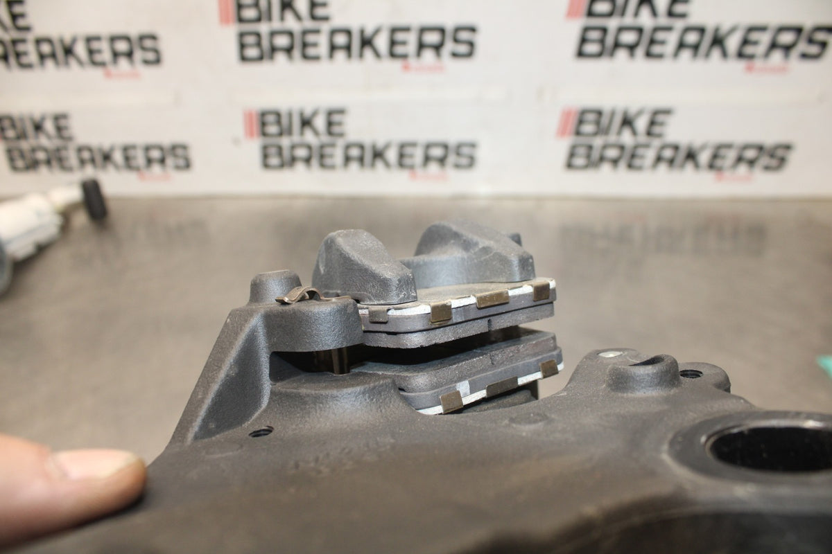 24-25 KAWASAKI NINJA ZX6R REAR BACK BRAKE CALIPER W MOUNT BRACKET BB939
