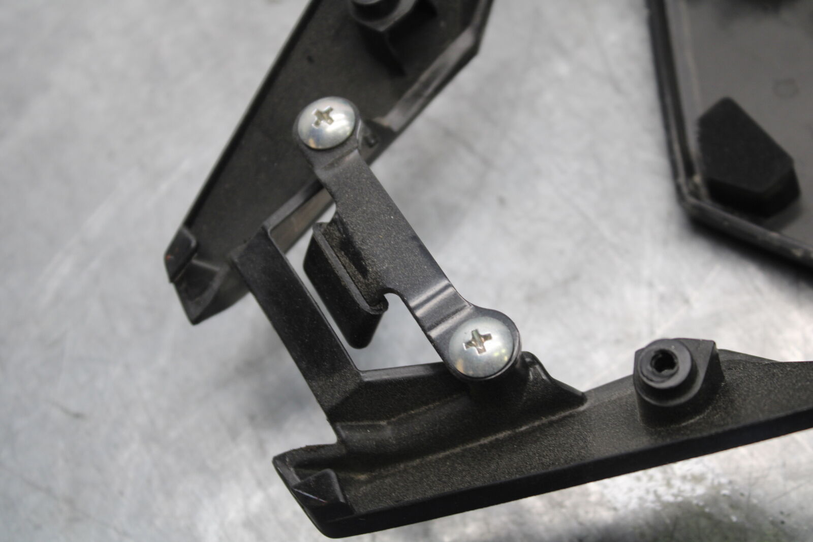 18-23 KAWASAKI NINJA 400 REAR BACK TAIL UNDERTAIL BATTERY TRAY PLASTIC BB660