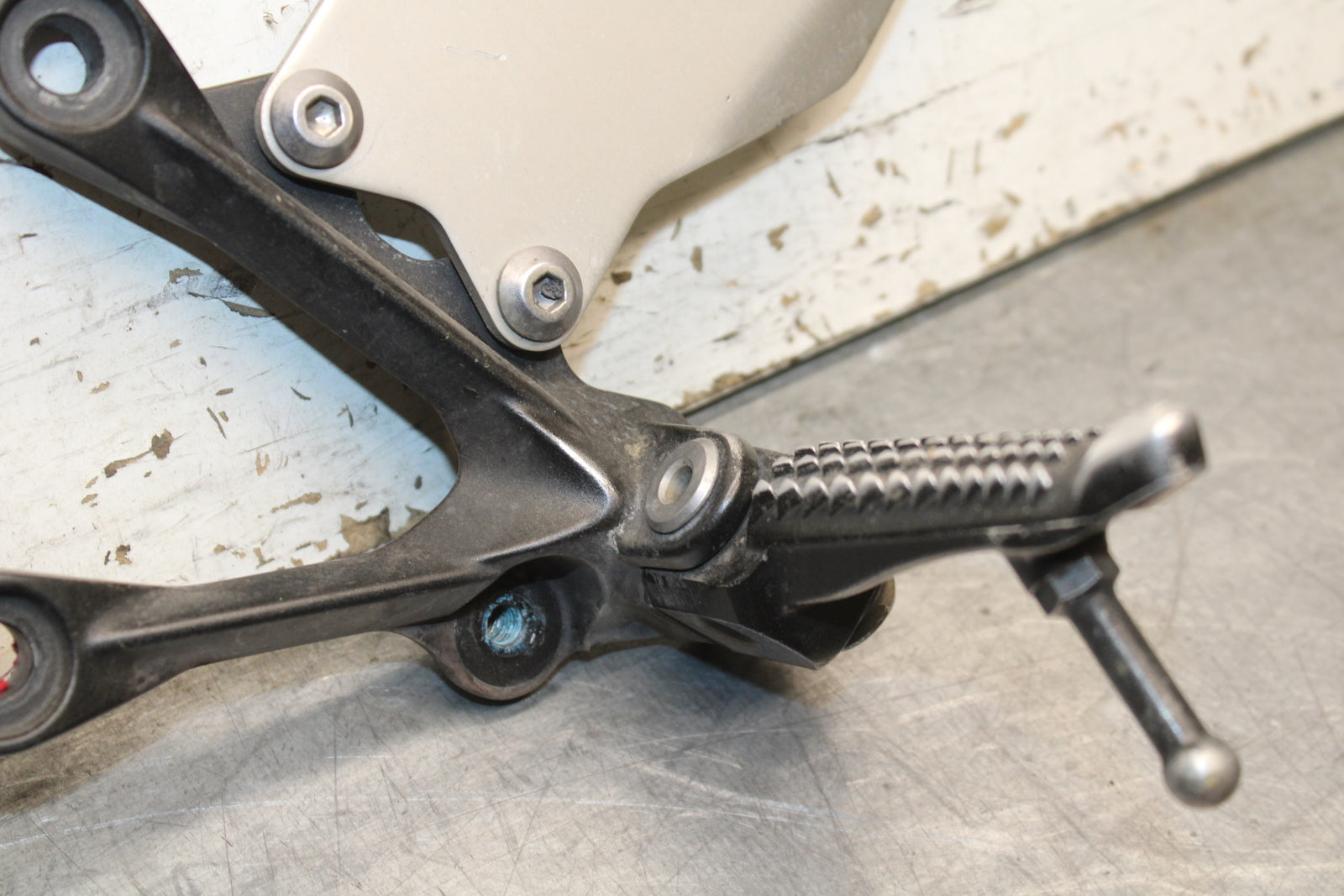 13-17 KAWASAKI NINJA ZX6R ZX636E LEFT REARSET REAR SET DRIVER FOOT PEG BB735