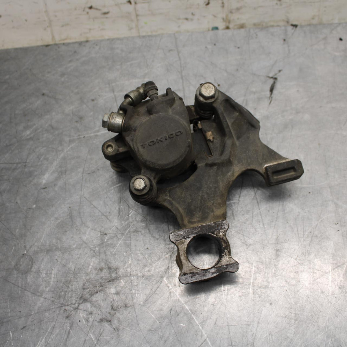 08-10 SUZUKI GSXR750 REAR BACK BRAKE CALIPER W MOUNT BRACKET bb476