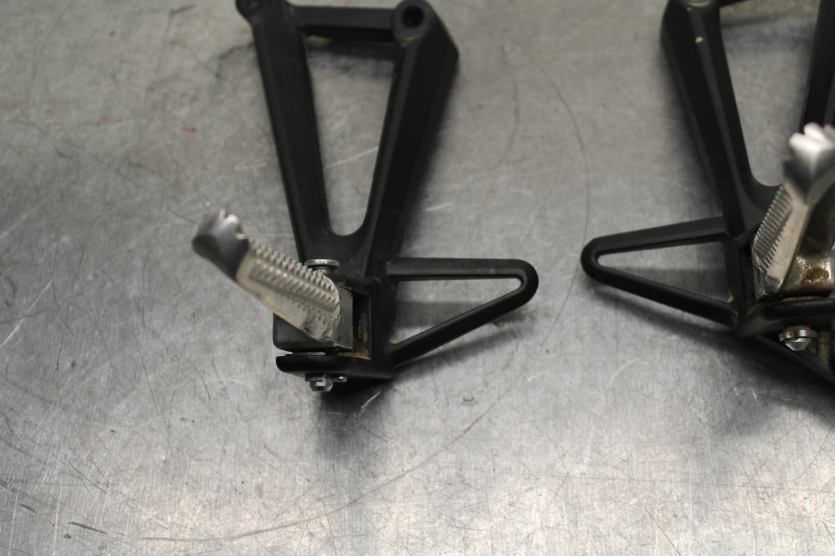 19-24 YAMAHA R3 REAR BACK PASSENGER PEG SET PAIR BB736
