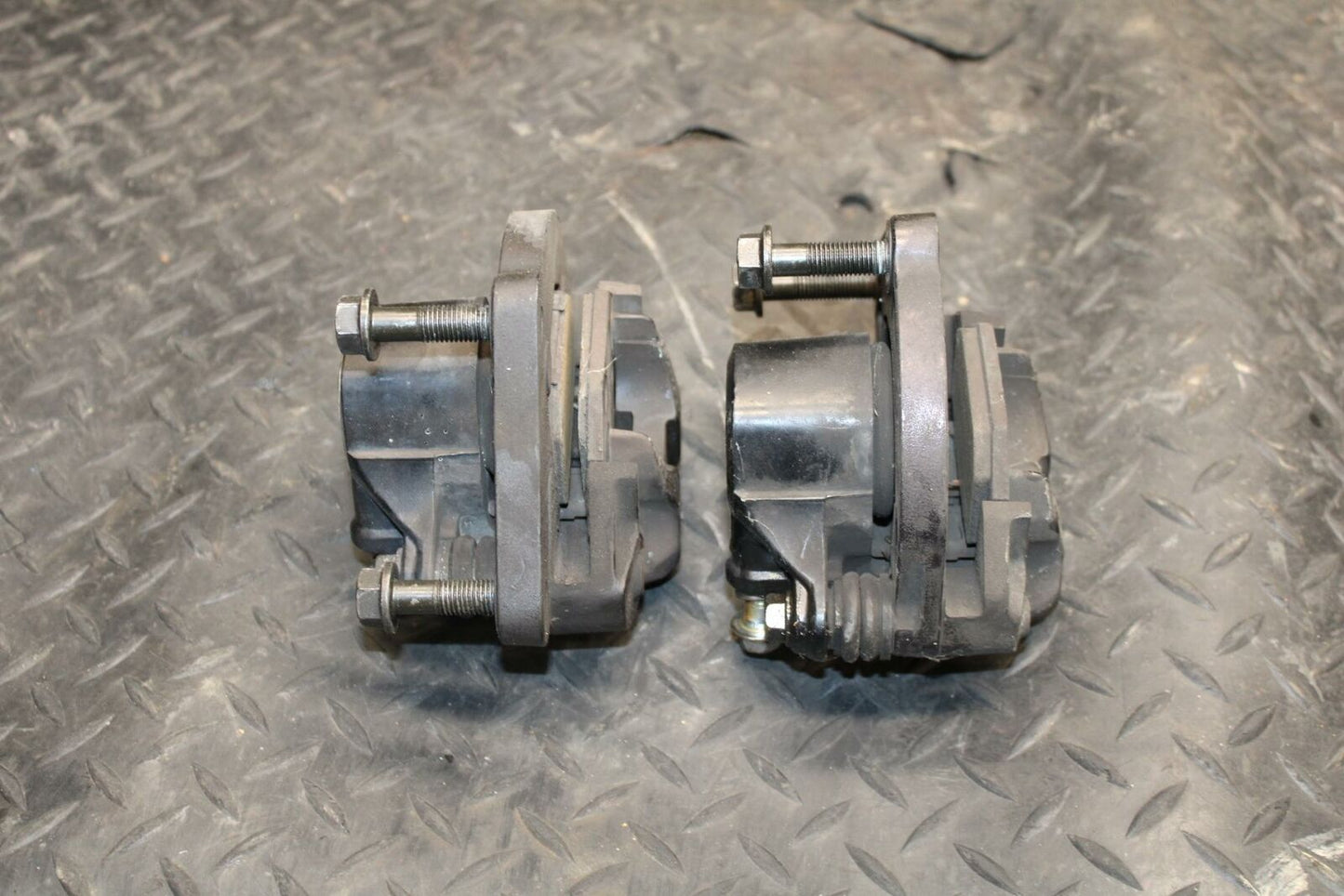 86 SUZUKI GS750ES RIGHT LEFT FRONT BRAKE CALIPER SET PAIR CALIPERS BB233