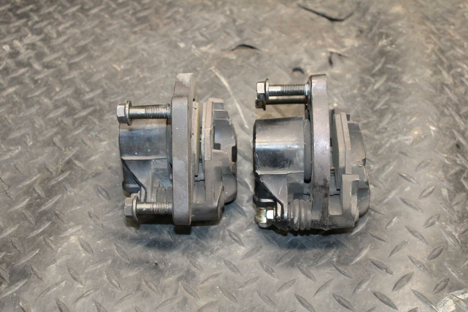 86 SUZUKI GS750ES RIGHT LEFT FRONT BRAKE CALIPER SET PAIR CALIPERS BB233