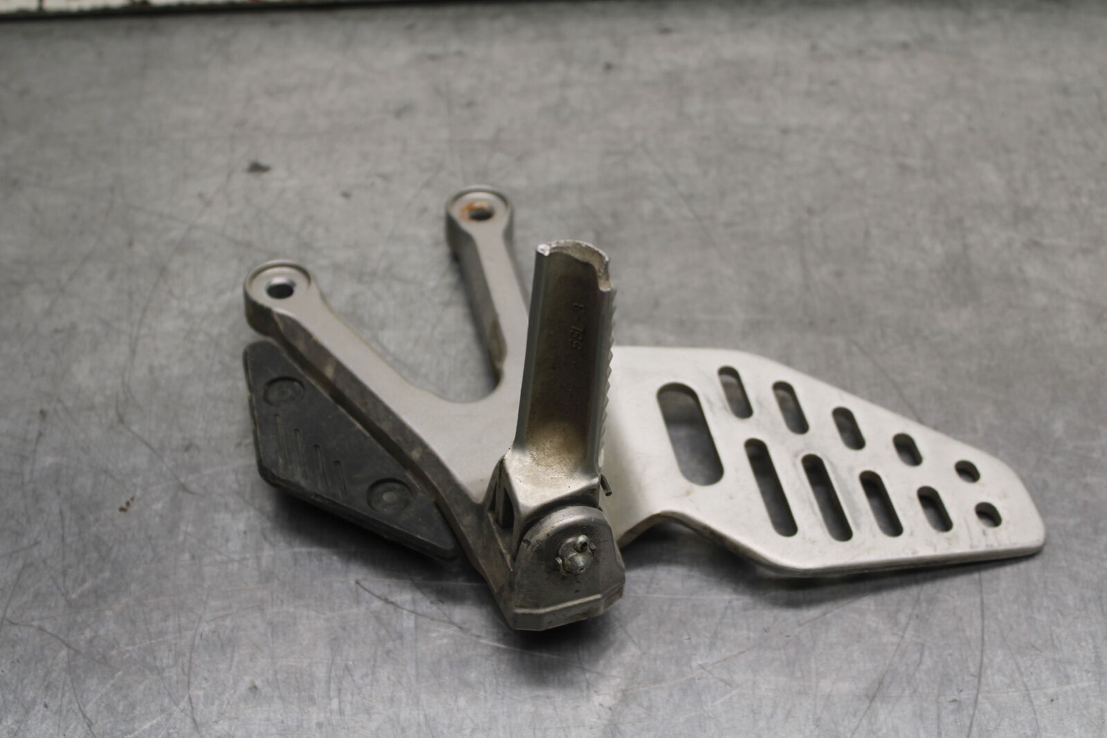 06-07 YAMAHA YZF R6 LEFT REARSET REAR SET DRIVER FOOT PEG REST STOP BB742
