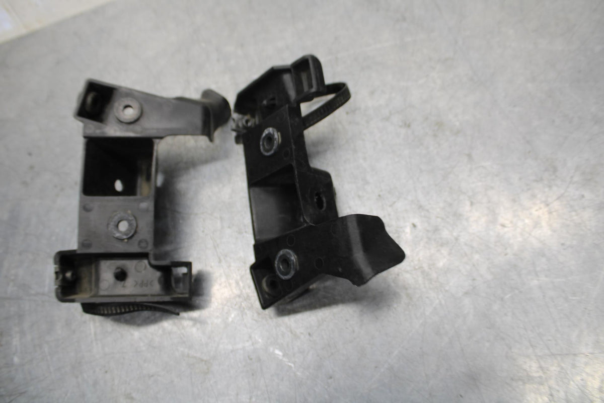 07 YAMAHA YZF R6 2c0  SIDE FAIRING BRACKET BB75