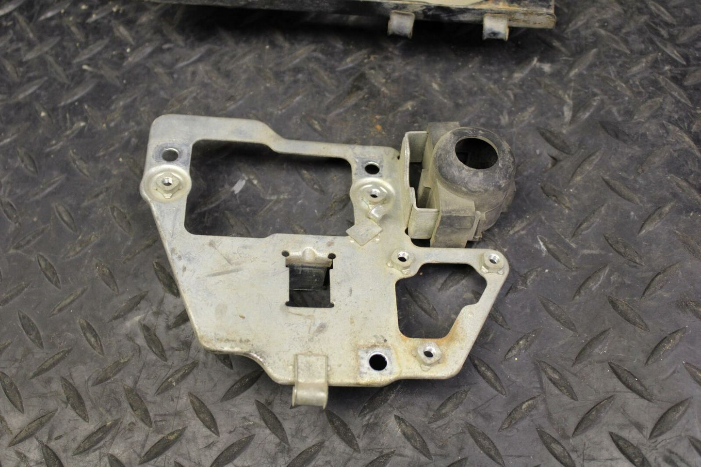 80-81 YAMAHA XS1100 SPECIAL BATTERY TRAY BOX HOLDER SET BB174
