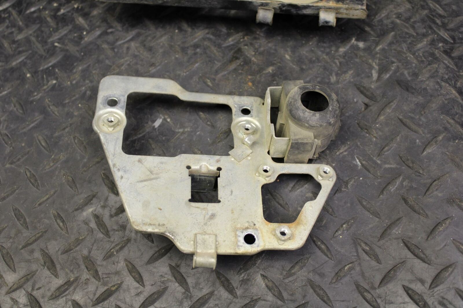 80-81 YAMAHA XS1100 SPECIAL BATTERY TRAY BOX HOLDER SET BB174