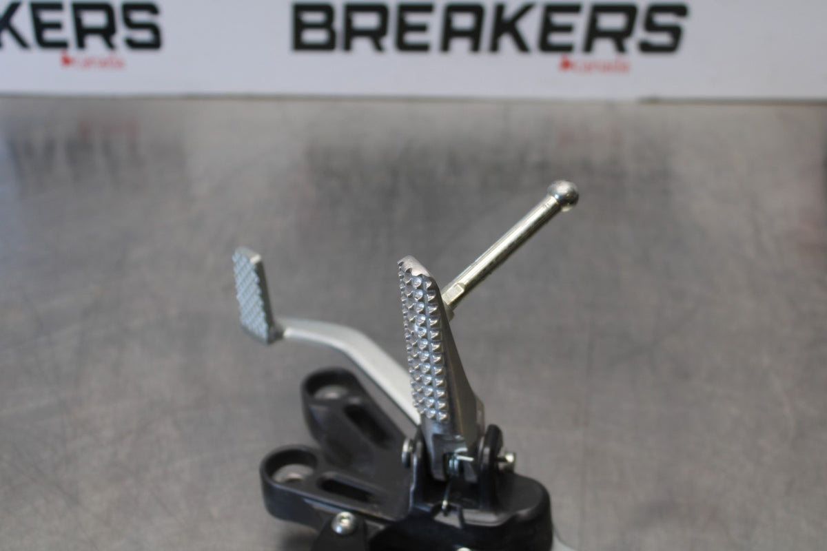 22-25 YAMAHA YZF R7 RIGHT REARSET REAR SET DRIVER FOOT PEG REST STOP BB176