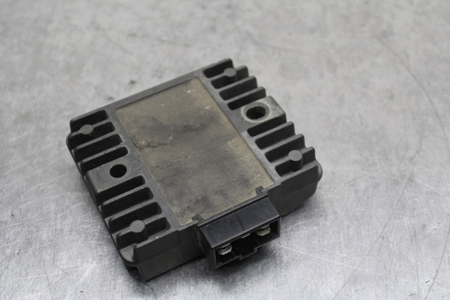 03-05 YAMAHA YZF R6  RECTIFIER VOLTAGE REGULATOR BB132