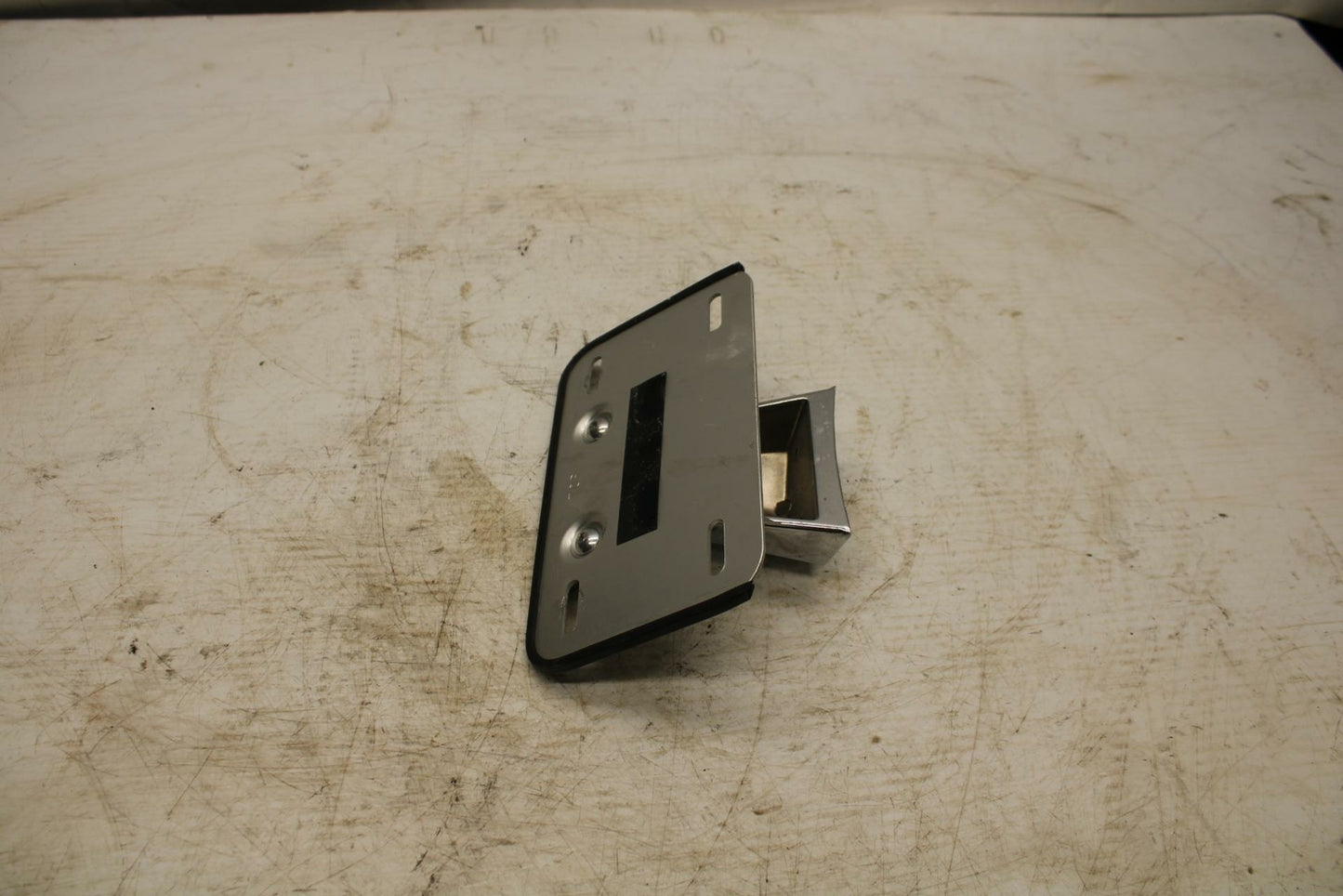 05-09 SUZUKI BOULEVARD C90 LICENSE PLATE HOLDER BB357