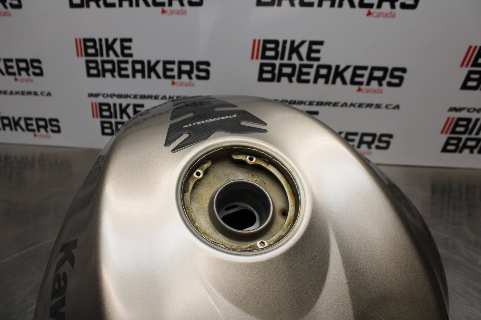 04-05 KAWASAKI NINJA ZX10R GAS TANK FUEL CELL PETROL RESERVOIR BB163