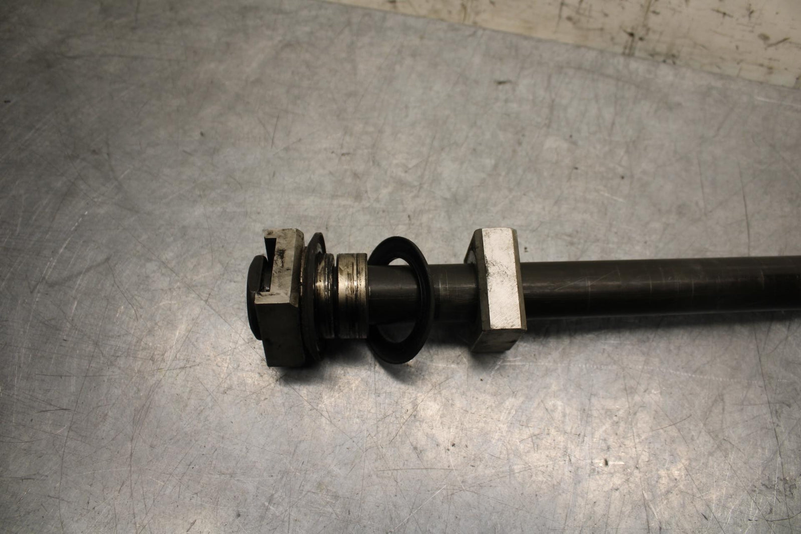 2005 Yamaha YZF R6 REAR AXLE BACK WHEEL RIM PIVOT BOLT AXEL 5SL-25381-00-00 BB62