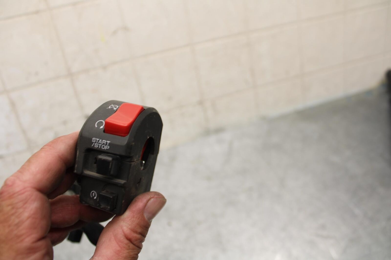 2008 Kawasaki Ninja ZX10R ZX1000E RIGHT CLIP ON HANDLE KILL OFF START SWITCH BB5