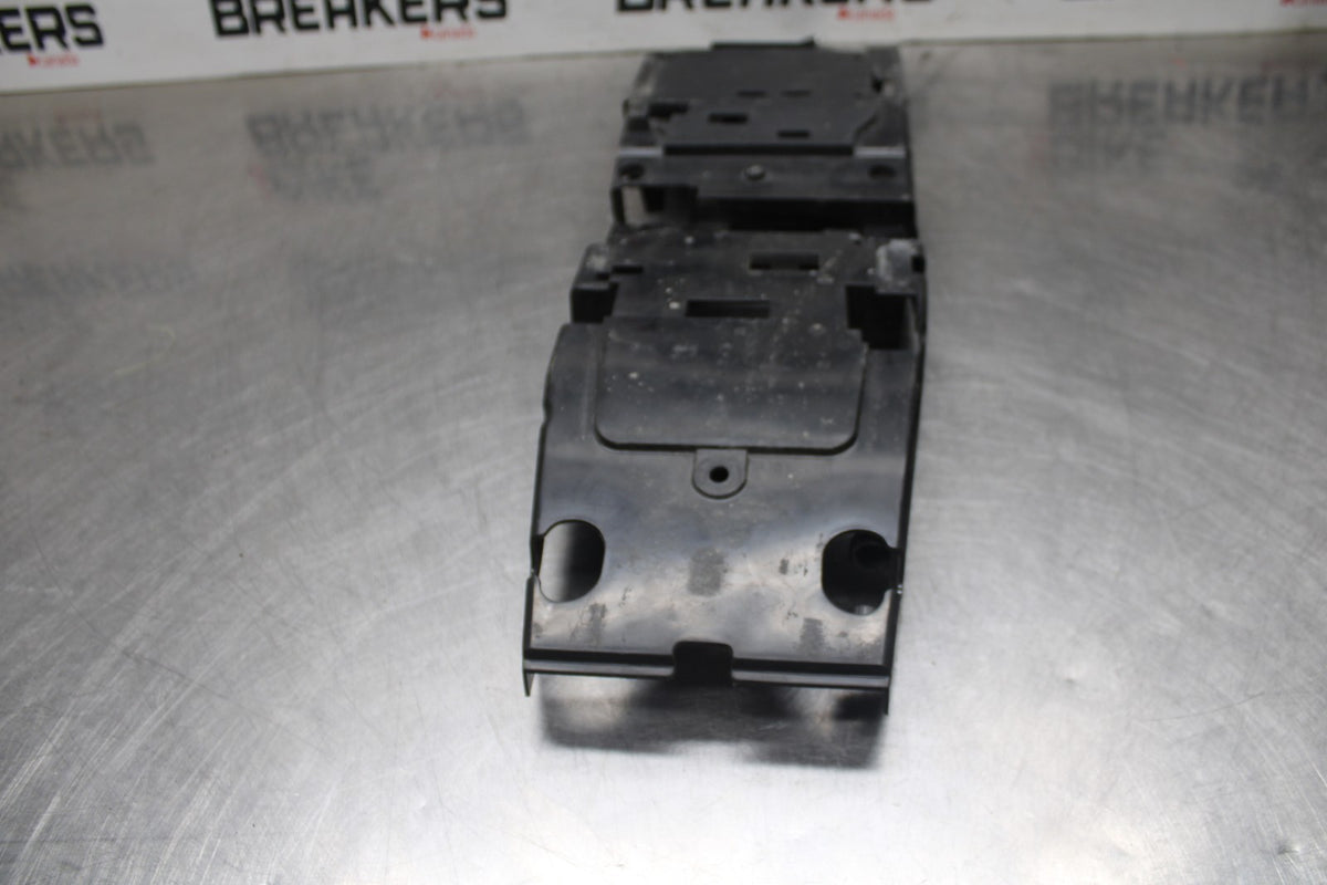 08-16 YAMAHA YZF R6 REAR BACK TAIL UNDERTAIL BATTERY TRAY PLASTIC BB929