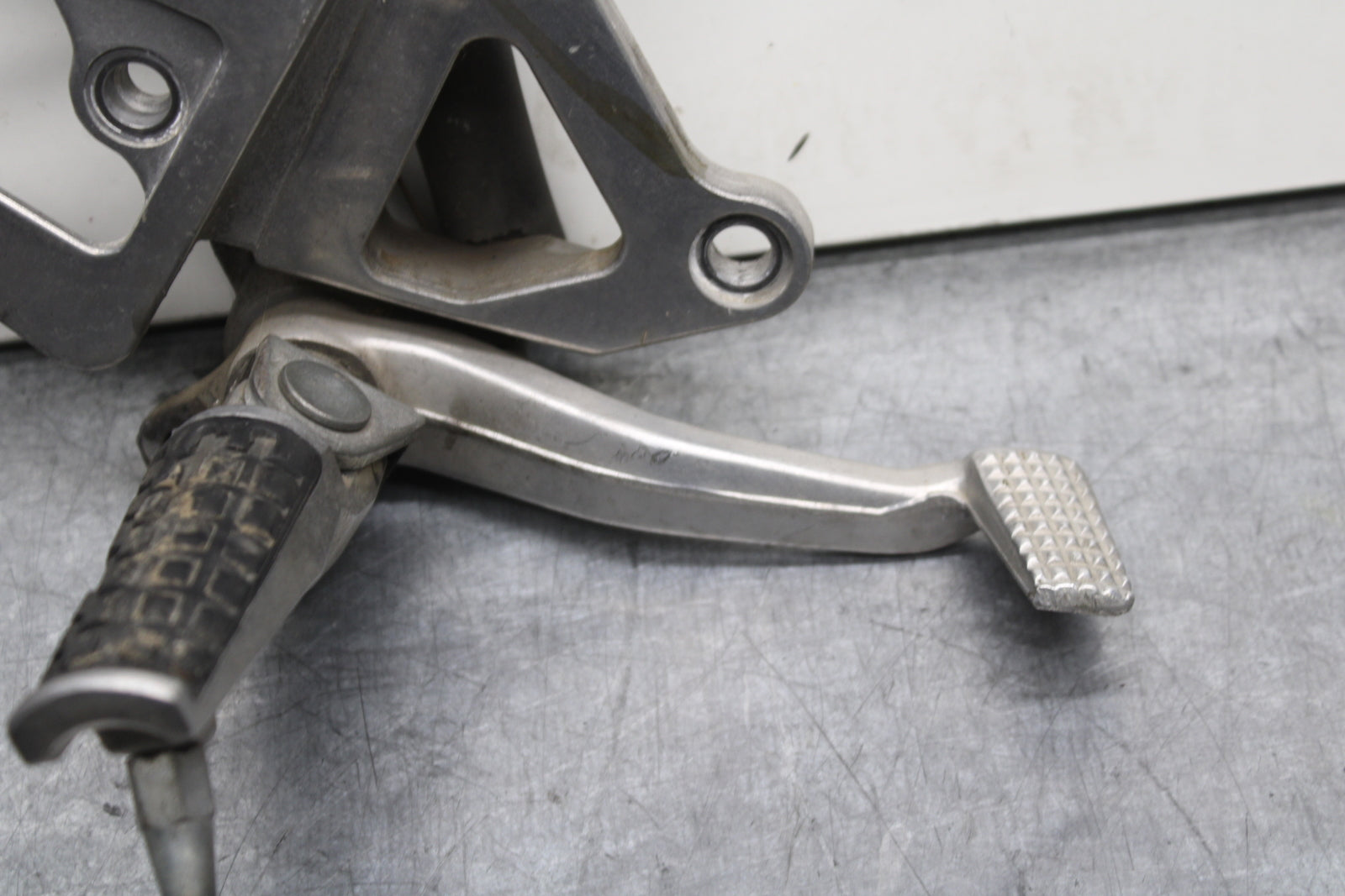 93-94 KAWASAKI NINJA ZX7R RIGHT REARSET REAR SET DRIVER FOOT PEG REST STOP BB124