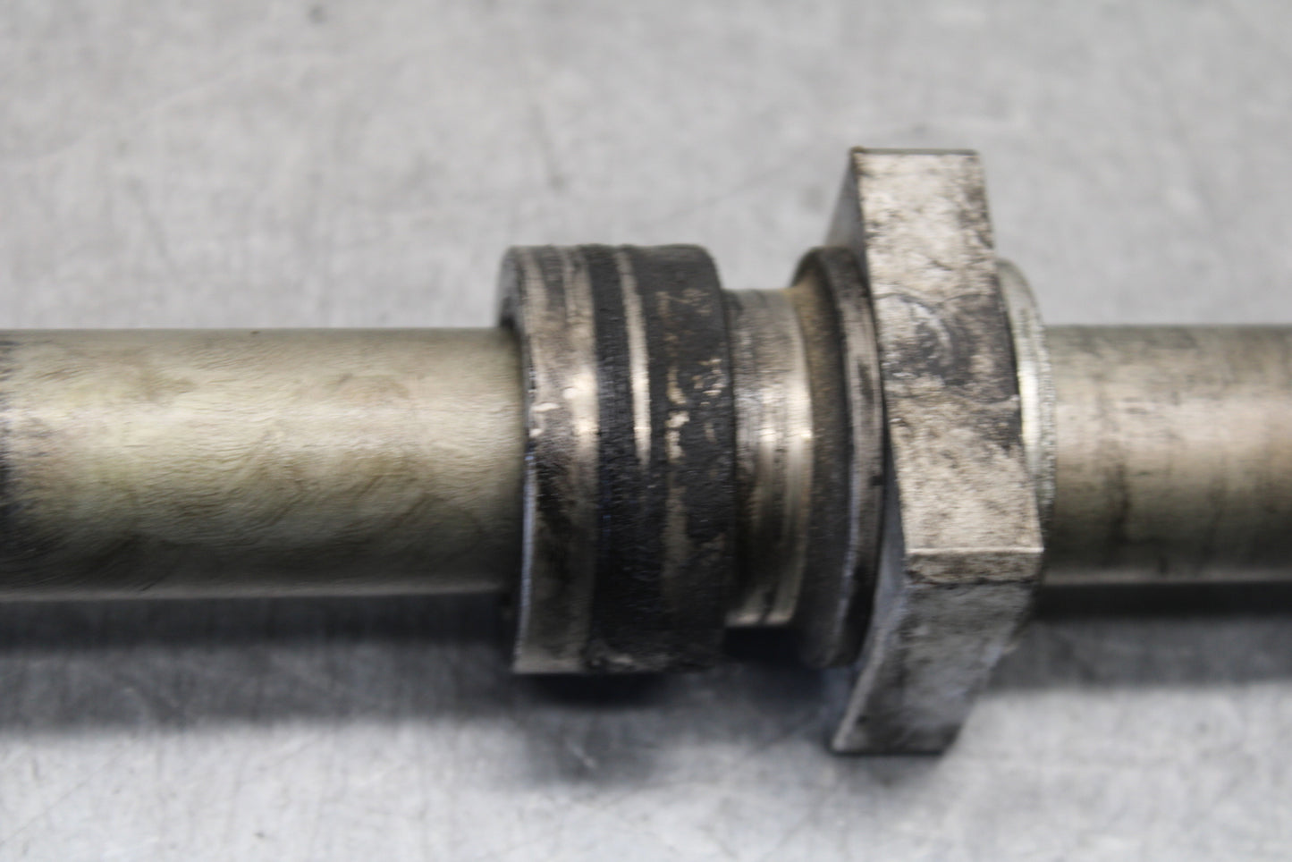 16 KAWASAKI NINJA ZX10R REAR AXLE BACK WHEEL RIM BOLT AXEL 41068-0613 BB650