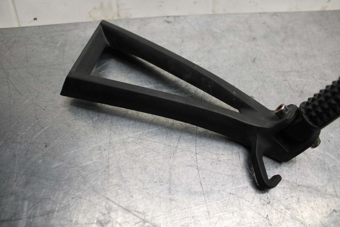 07 YAMAHA YZF R6 2c0 RIGHT REAR BACK PASSENGER PEG BB75