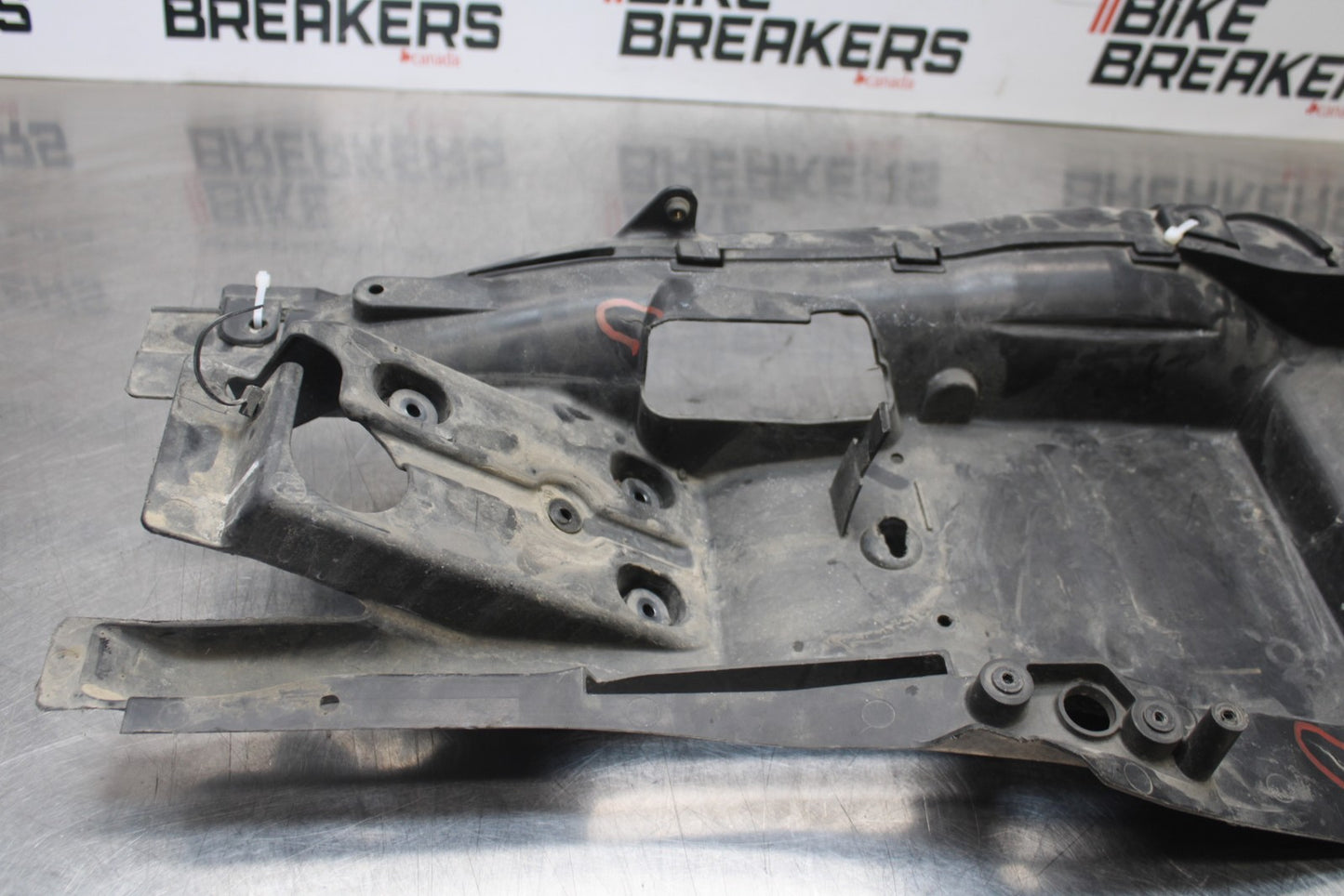 07-08 KAWASAKI NINJA ZX6R REAR BACK TAIL UNDERTAIL BATTERY TRAY PLASTIC BB203