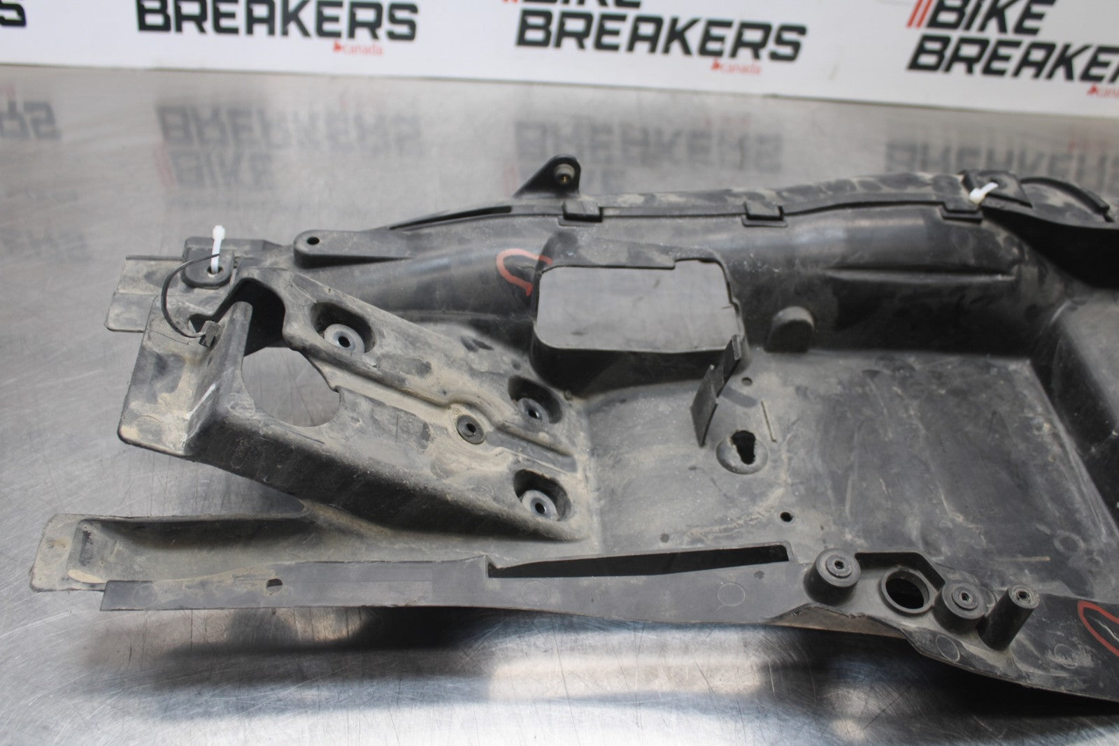 07-08 KAWASAKI NINJA ZX6R REAR BACK TAIL UNDERTAIL BATTERY TRAY PLASTIC BB203