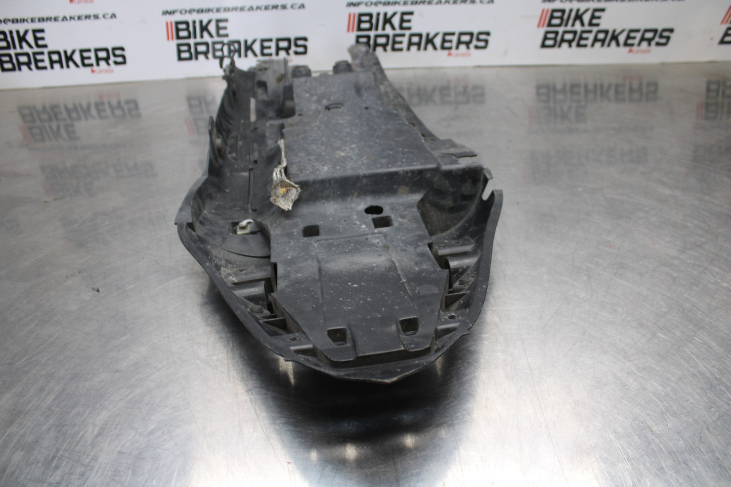 07-08 KAWASAKI NINJA ZX6R REAR BACK TAIL UNDERTAIL BATTERY TRAY PLASTIC BB203