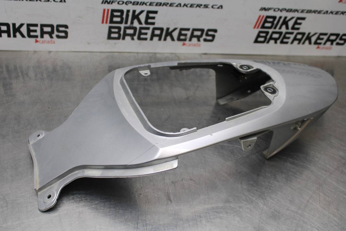 06-07 SUZUKI GSXR 600 CENTER REAR BACK TAIL FAIRING COWL BB822
