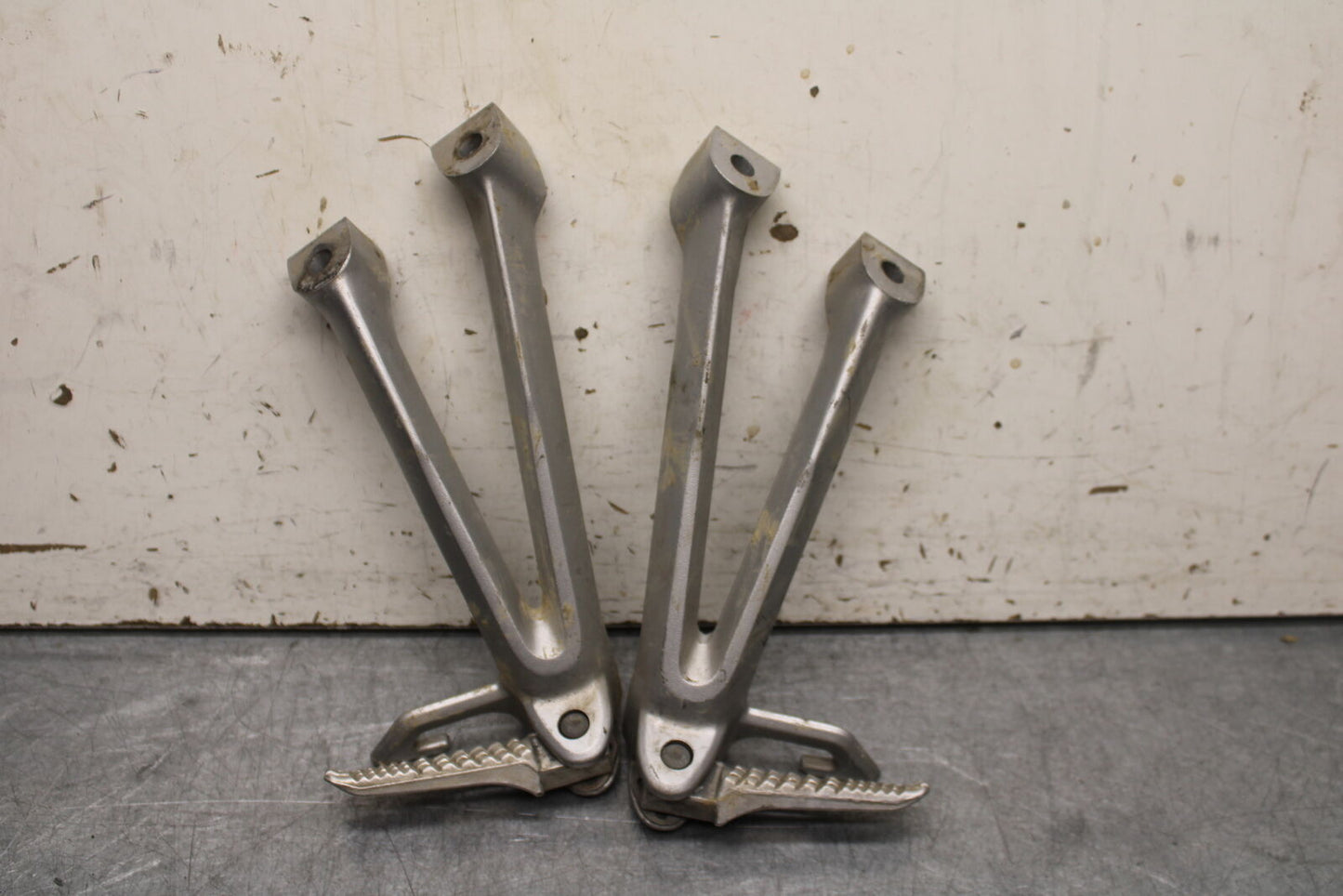 06-07 SUZUKI GSXR750 REAR BACK PASSENGER PEG SET PAIR 43600-01H00-13L BB670